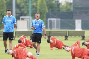 HLV thể lực Cedrid hướng dẫn cầu thủ khởi động trước buổi tập