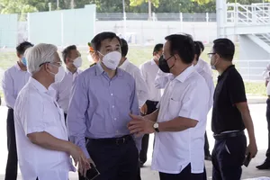 Bí thư Tỉnh ủy Bình Dương Nguyễn Văn Lợi đang trao đổi với lãnh đạo Bộ Y Tế về công tác phòng, chống dịch Covid-19 ở Bình Dương. Ảnh: ANH TRẦN