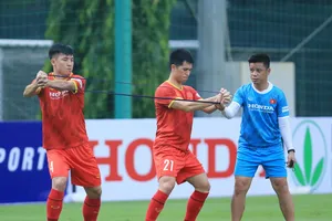 Hai hậu vệ Đình Trọng và Tiến Dũng trong bài tập thể lực trên sân tập chiều 10-8