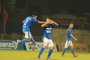 Hoa Hùng và các cầu thủ Than QN trải qua mùa giải 2021 nhiều cảm xúc. Ảnh: FBNV