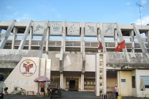 Phía trước cổng sân Cao Lãnh