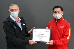 Đại diện FIFA trao bảng danh vị tham dự VCK FIFA futsal World Cup 2021 cho Trưởng đoàn Trần Anh Tú