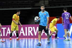 Đội tuyển Việt Nam trong buổi tập trên sân Kaunas để làm quen mặt sân thi đấu