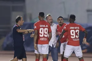 HLV Polking không thành công khi thử sức ở V-League cùng CLB TPHCM. Ảnh: DŨNG PHƯƠNG