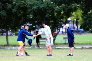 Ông Park Choong Kyun trở lại sân tập cùng CLB Hà Nội 