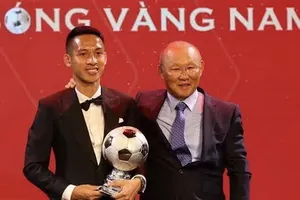 HLV Park Hang-seo và Hùng Dũng trong đêm Gala trao giải Quả bóng vàng 2019. Ảnh: Đông Huyền