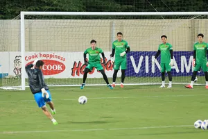 Thủ môn Văn Chuẩn với buổi tập đầu tiên cùng ĐT Việt Nam