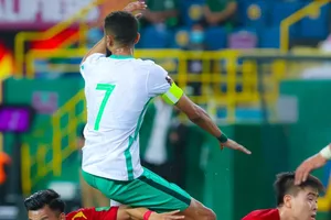 Duy Mạnh và Văn Thanh nỗ lực cứu nguy trong vòng 16m50 ở trận lượt đi tại Saudi Arabia 