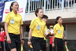 Trọng tài Bùi Thị Thu Trang (cầm bóng ở giữa) và trợ lý trọng tài Trương Thị Lệ Trinh (đầu tiên bên trái)