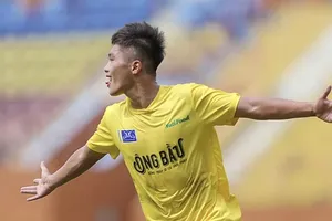 Quốc Việt toả sáng với cú đúp cho Học viện Nutifood JMG vào lưới Viettel 