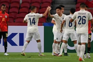 Các cầu thủ Thái Lan chia vui cùng Supachok sau bàn nâng tỷ số 2-0. Ảnh: Changsuek