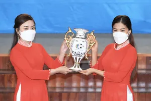Ban tổ chức giới thiệu chiếc Cúp dành cho đội vô địch. Ảnh: DŨNG PHƯƠNG