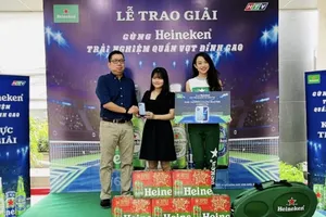 Ban tổ chức trao thưởng cho chị Bùi Ngọc Anh Thư
