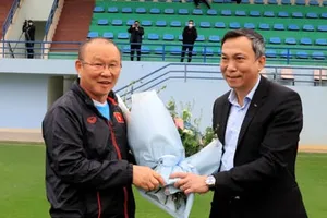 HLV Park Hang-seo thay mặt đội tuyển tặng hoa chúc mừng Quyền chủ tịch VFF Trần Quốc Tuấn. Ảnh: ĐOÀN NHẬT