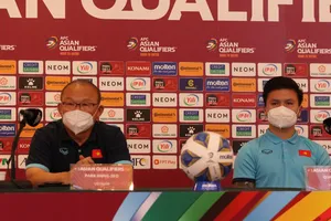 HLV Park Hang-seo cùng các học trò hướng đến mục tiêu giành 3 điểm trước đội Trung Quốc