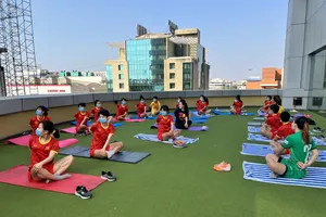 Các cầu thủ tập thiền tại khách sạn