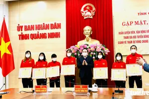 Lãnh đạo UBND tỉnh Quảng Ninh trao thưởng cho các thành viên ĐTVN thuộc biên chế đội nữ Than KSVN