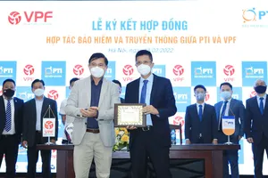 Ông Trần Anh Tú – Chủ tịch HĐQT Công ty VPF (trái) trao tặng bảng danh vị ghi nhận sự hợp tác của PTI tại các Giải BĐCN 2022 cho ông Đoàn Kiên – Phó TGĐ PTI (phải).