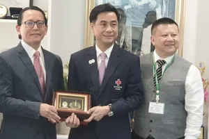 Chủ tịch Hội Y học giấc ngủ Việt Nam – GS.TSKH.BS Dương Quý Sỹ (trái) tại sự kiện hợp tác giữa VSSM và Đại học Chularlongkorn Hoàng Gia Thái Lan