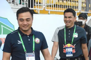 Hai nhà cầm quân Nguyễn Đức Thắng và Kiatisak lần lượt mắc Covid-19.