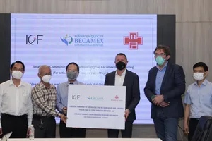 Cơ quan phát triển Thành phố Thông minh Eindhoven, EIPO – Hà Lan, đại diện cho ICF, tiến hành trao tặng khoản đóng góp, ủng hộ tại buổi gặp mặt
