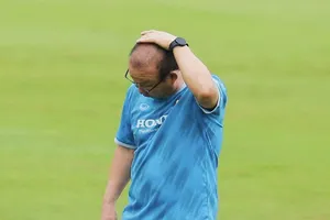 HLV Park Hang-seo lo lắng khi lực lượng luôn thiếu hụt ở các buổi tập. Ảnh: CAO OANH