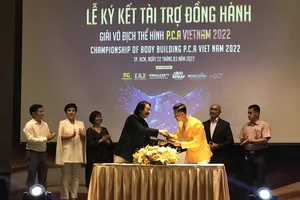 Ông Lê Hồng Minh và lực sỹ Phạm Khắc Hy tại lễ ký kết