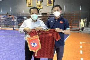 Ông Trần Anh Tú tặng quà kỷ niệm cho Đại diện CLB Futsal Thai Port
