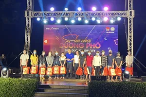 Ban tổ chức tặng quà cho các anh chị em thanh niên công nhân có hoàn cảnh khó khăn