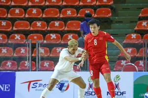 Minh Trí gặp nhiều khó khăn trước hàng thủ kín kẽ của Myanmar