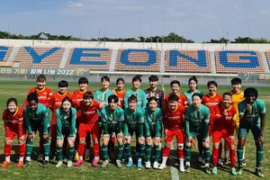 Cầu thủ hai đội chụp ảnh lưu niệm trước trận đấu