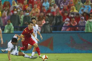 Luôn có từ 2 hậu vệ Philipines "săn sóc" mỗi khi Tiến Linh cầm bóng. Ảnh: DŨNG PHƯƠNG