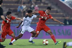 U23 Myanmar (áo đỏ) tạm dẫn đầu bảng A. Ảnh: DŨNG PHƯƠNG