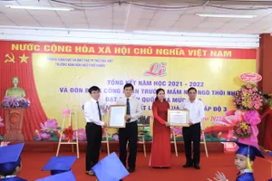 Ông Lê Thanh Toàn – Phó Chủ tịch UBND Thành phố Thủ Dầu Một trao Bằng công nhận trường Mầm non đạt chuẩn Quốc gia mức độ 2 của UBND tỉnh Bình Dương