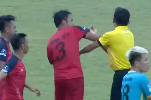 Hành động xấu xí của Anh Vũ với trọng tài trong trận Bình Thuận - Vĩnh Phúc