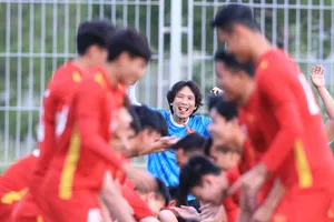 Thầy trò đội tuyển thoải mái trên sân tập chiều 11-6. Ảnh: Nghĩa Hưng