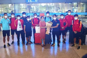 diện LĐBĐ Việt Nam đã đón, trao tặng hoa chúc mừng các thành viên của nhóm đầu tiên về nước. Ảnh: Tô An