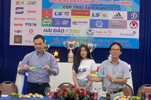 Đại diện các nhà tài trợ tại buổi bốc thăm chia bảng