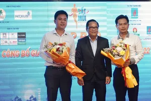 Ban tổ chức giải tặng hoa cám ơn các nhà tài trợ 