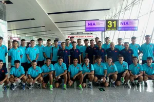 Đội U19 Việt Nam tại sân bay Nội Bài trước khi lên đường