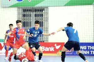 Thái Sơn Bắc (áo xanh) thắng Đà Nẵng 3-2 để lấy lại ngôi đầu bảng