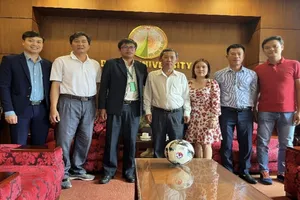 BTC giải chụp hình lưu niệm cùng đại diện các đội bóng sinh viên của trường Đại học Đà Lạt