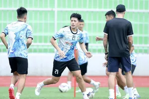 Đình Trọng trở lại sân tập hôm 13-7