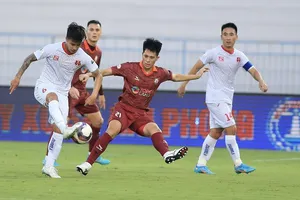 Đình Trọng vất vả trước áp lực từ khu trung tuyến của đội chủ nhà. Ảnh: MINH HOÀNG