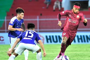 Lynch đã gặp nhiều khó khăn trước sự đeo bám của các hậu vệ trẻ Đà Nẵng