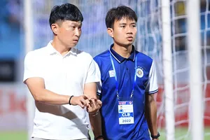 HLV Chun Jae Ho (bên trái)