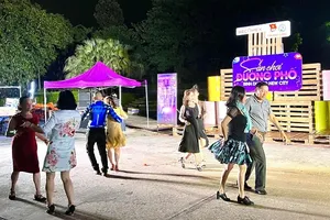 Người dân tham gia trải nghiệm khiêu vũ dưỡng sinh vào tối 31-7