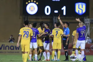 Trọng tài Mạnh Hải rút thẻ đỏ cho Olaha vào phút 49. Ảnh: MINH HOÀNG