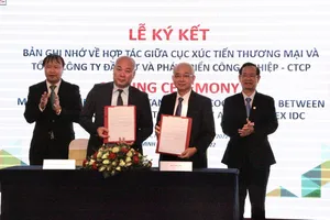 Ông Vũ Bá Phú – Cục trưởng Cục xúc tiến thương mại và Ông Phạm Ngọc Thuận – Tổng Giám đốc Tổng Công ty Becamex IDC đã ký kết ghi nhớ hợp tác trong các lĩnh vực liên quan đến xúc tiến thương mại và đầu tư phát triển công thương 