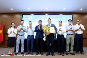 Lãnh đạo VFF, Ban tổ chức giải trao tặng kỷ niệm chương và hoa đến với ông Bùi Định Tế, Chủ tịch công ty TNHH Thái Sơn Bắc